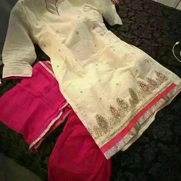 Cream and magenta salwar suit - Picture 2 of 2